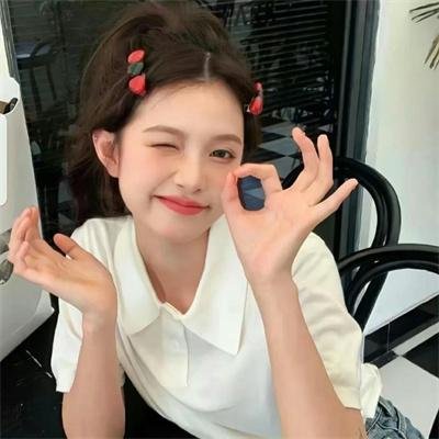 仰望天空的少女瞳中映照的世界